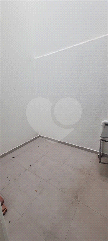 Sobrado de 364m² com 4 dormitórios, 2 suítes e 6 vagas de garagem