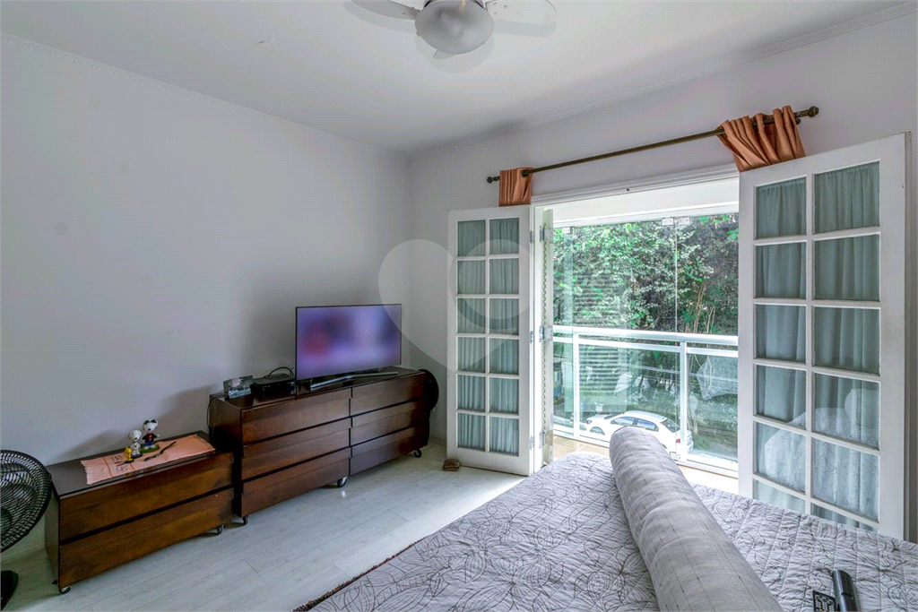 Sobrado de 364m² com 4 dormitórios, 2 suítes e 6 vagas de garagem