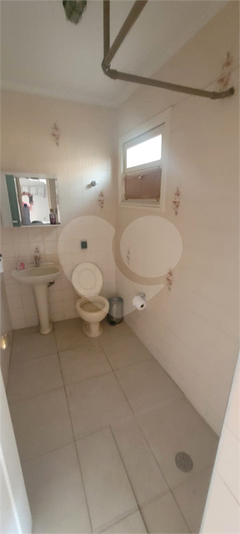 Sobrado de 364m² com 4 dormitórios, 2 suítes e 6 vagas de garagem