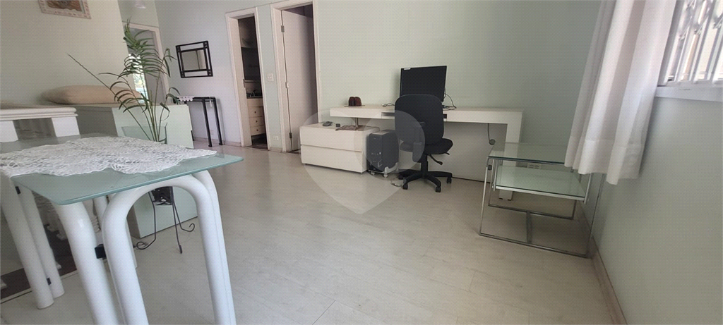 Sobrado de 364m² com 4 dormitórios, 2 suítes e 6 vagas de garagem