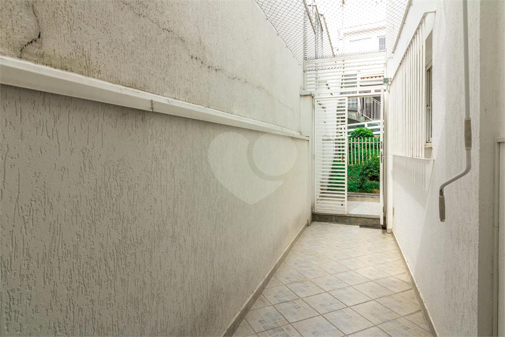 Sobrado de 364m² com 4 dormitórios, 2 suítes e 6 vagas de garagem