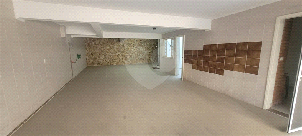 Sobrado de 364m² com 4 dormitórios, 2 suítes e 6 vagas de garagem