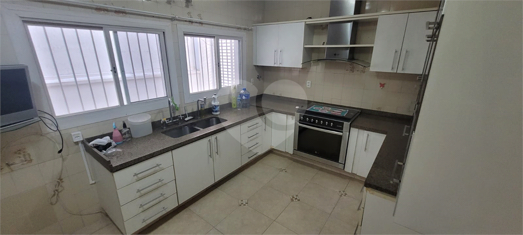 Sobrado de 364m² com 4 dormitórios, 2 suítes e 6 vagas de garagem