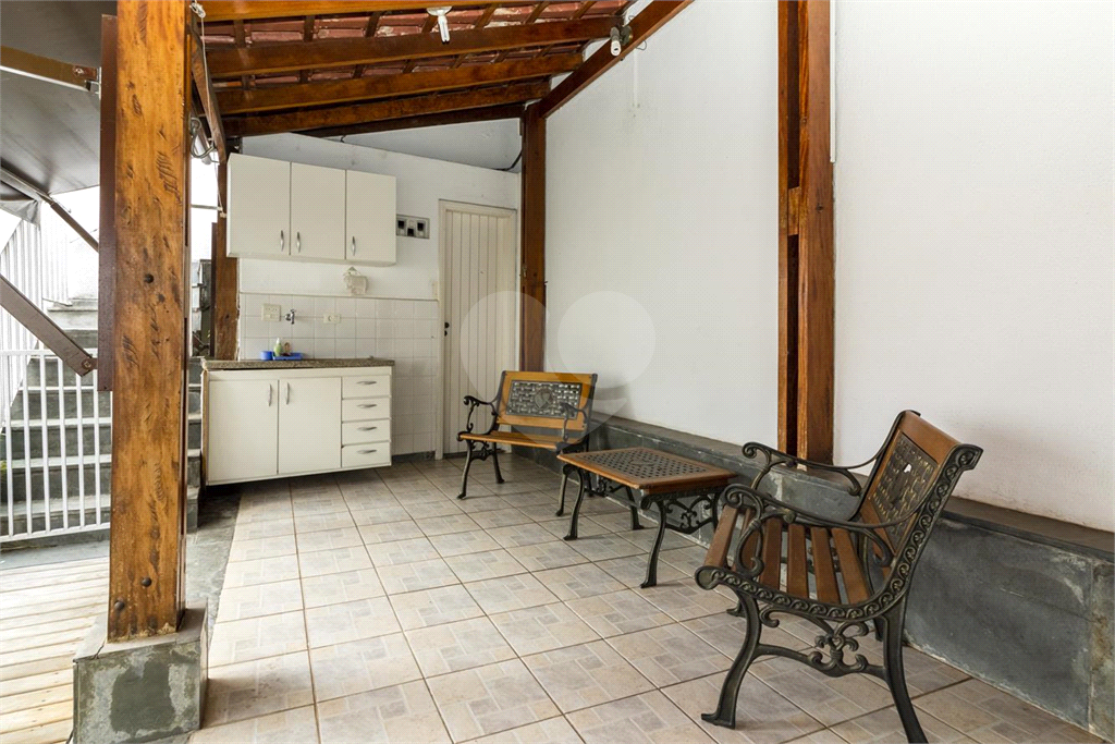 Sobrado de 364m² com 4 dormitórios, 2 suítes e 6 vagas de garagem