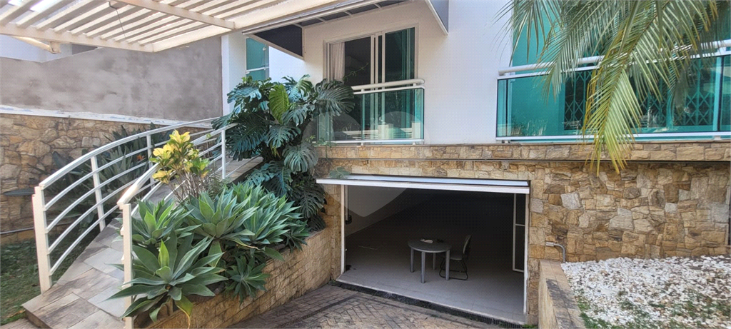 Sobrado de 364m² com 4 dormitórios, 2 suítes e 6 vagas de garagem