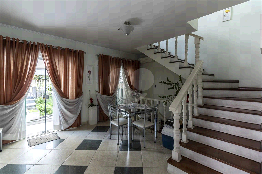 Sobrado de 364m² com 4 dormitórios, 2 suítes e 6 vagas de garagem