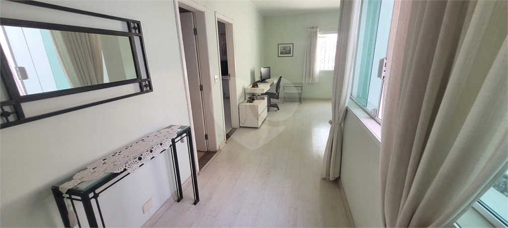 Sobrado de 364m² com 4 dormitórios, 2 suítes e 6 vagas de garagem