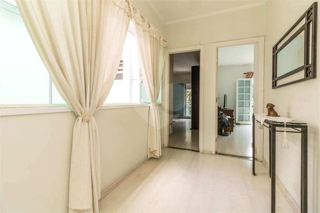 Sobrado de 364m² com 4 dormitórios, 2 suítes e 6 vagas de garagem