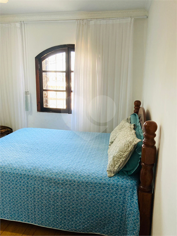 Casa térrea e muito bem localizada