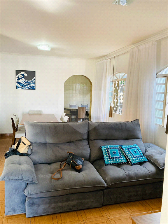 Casa térrea e muito bem localizada