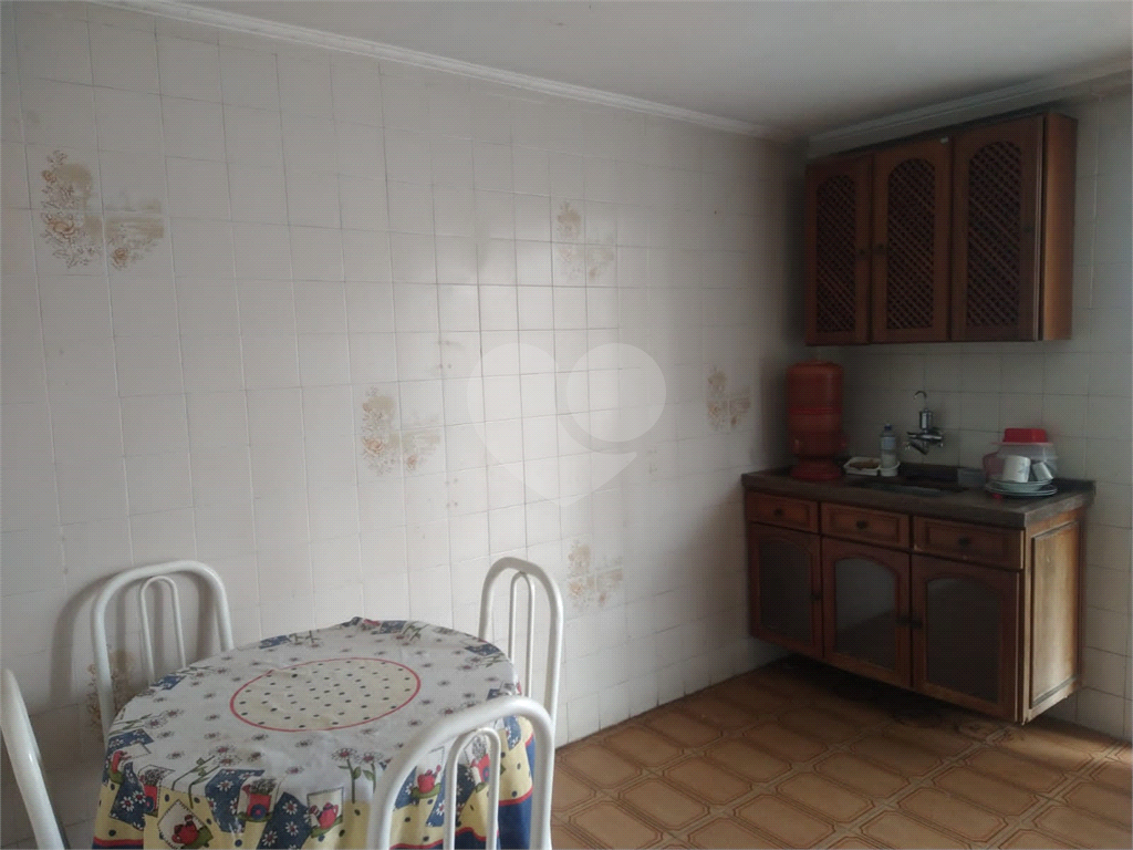 Casa térrea e muito bem localizada