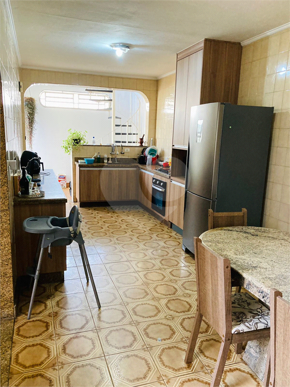 Casa térrea e muito bem localizada