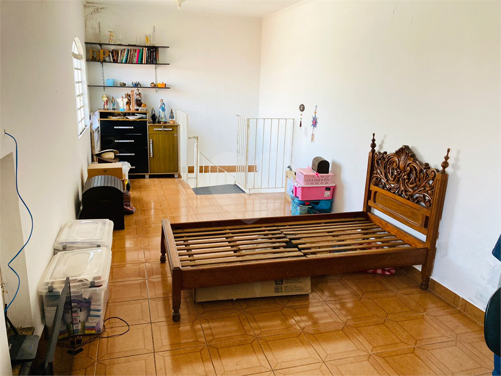 Casa térrea e muito bem localizada