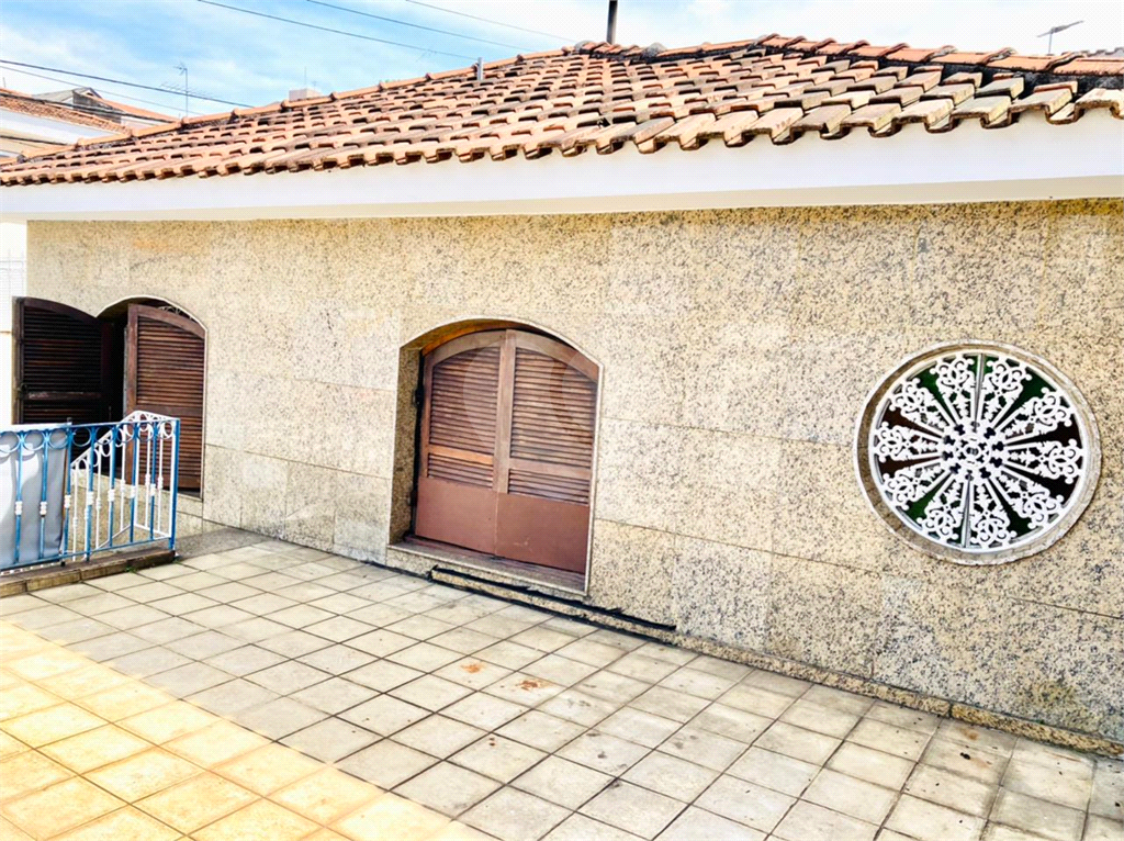 Casa térrea e muito bem localizada