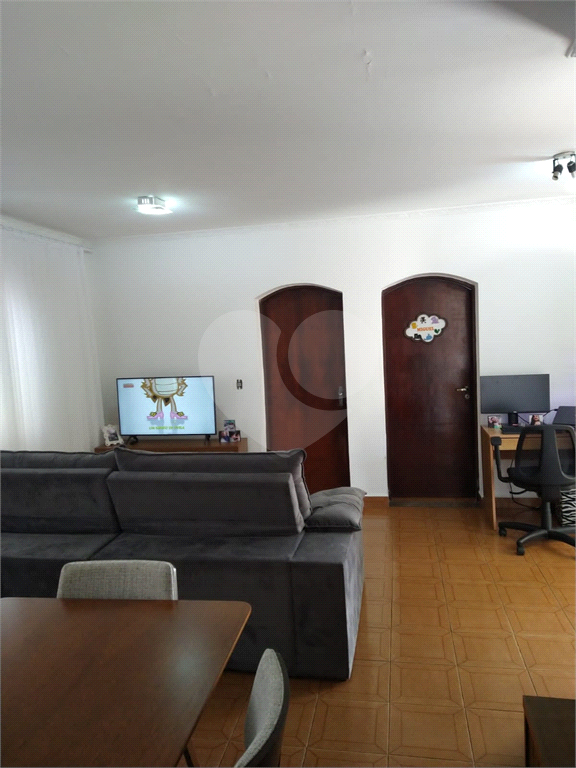 Casa térrea e muito bem localizada