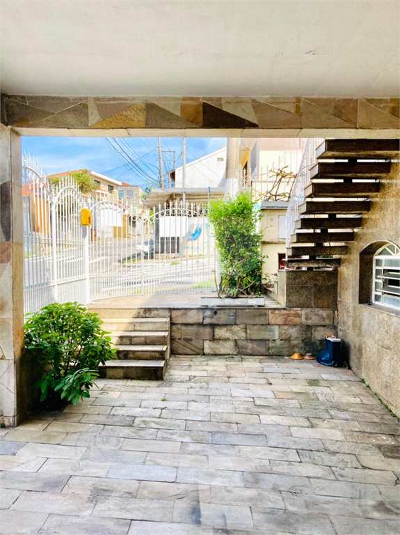 Casa térrea e muito bem localizada