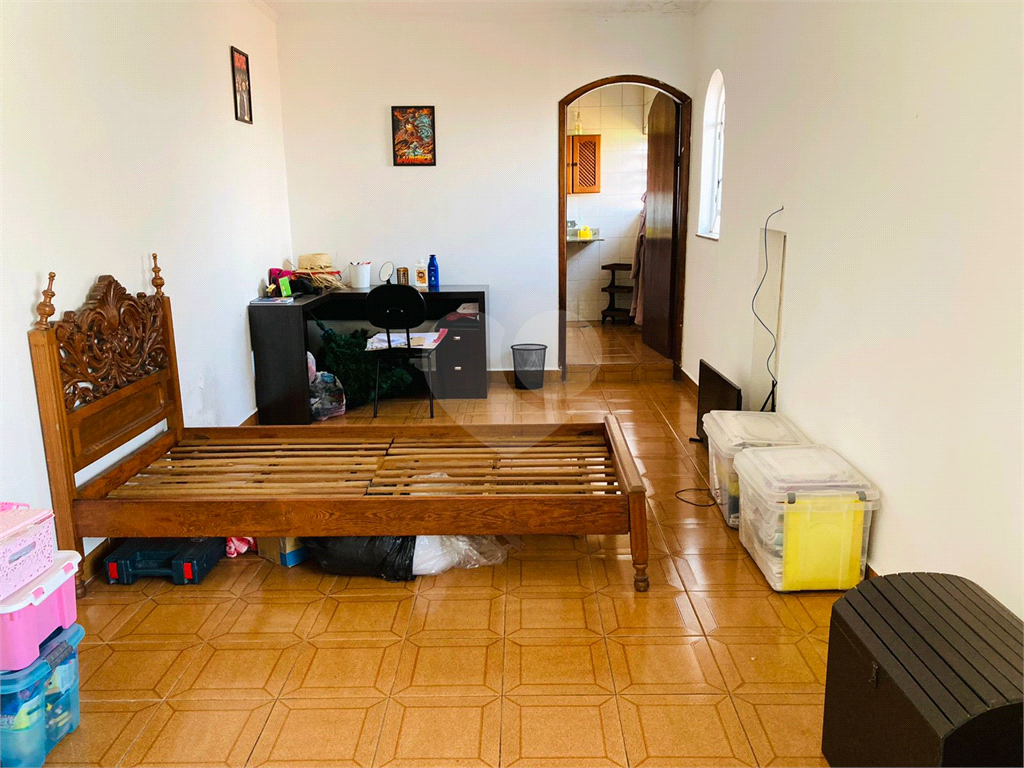 Casa térrea e muito bem localizada