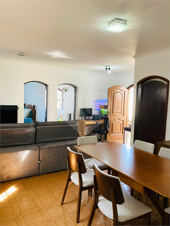 Casa térrea e muito bem localizada