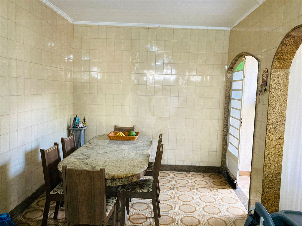 Casa térrea e muito bem localizada