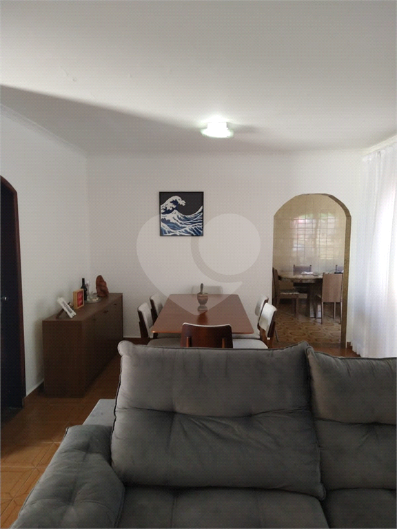 Casa térrea e muito bem localizada