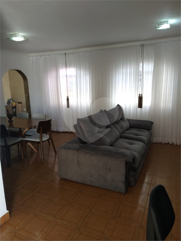 Casa térrea e muito bem localizada