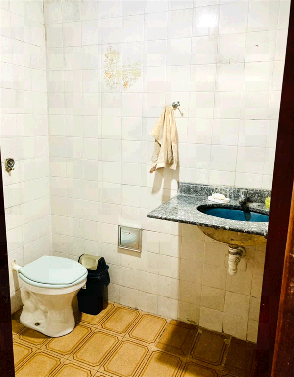 Casa térrea e muito bem localizada