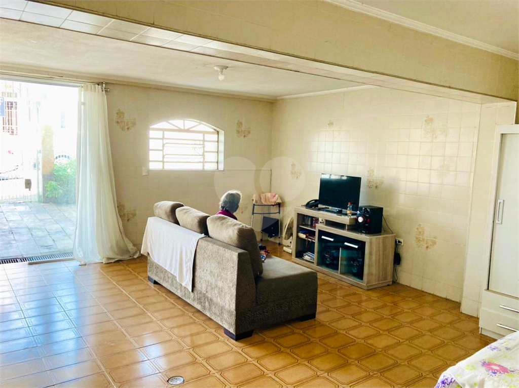 Casa térrea e muito bem localizada