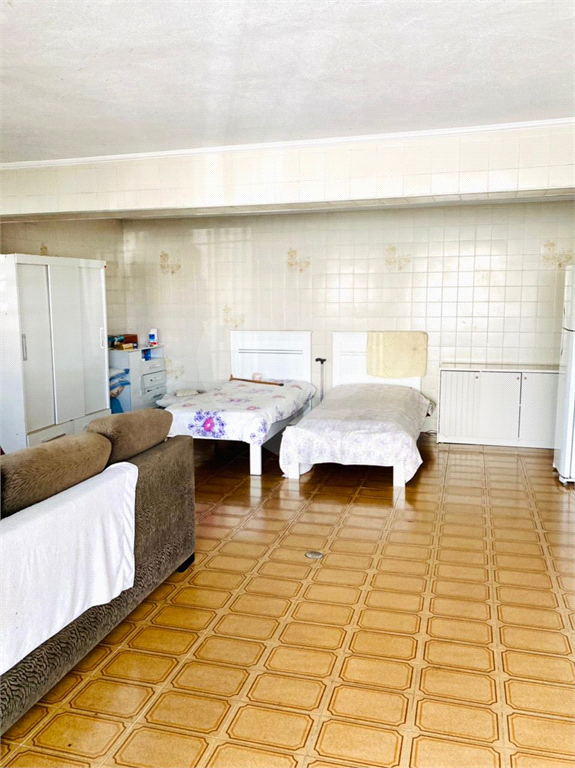 Casa térrea e muito bem localizada