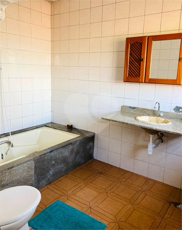 Casa térrea e muito bem localizada