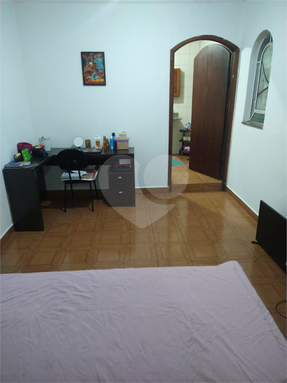 Casa térrea e muito bem localizada