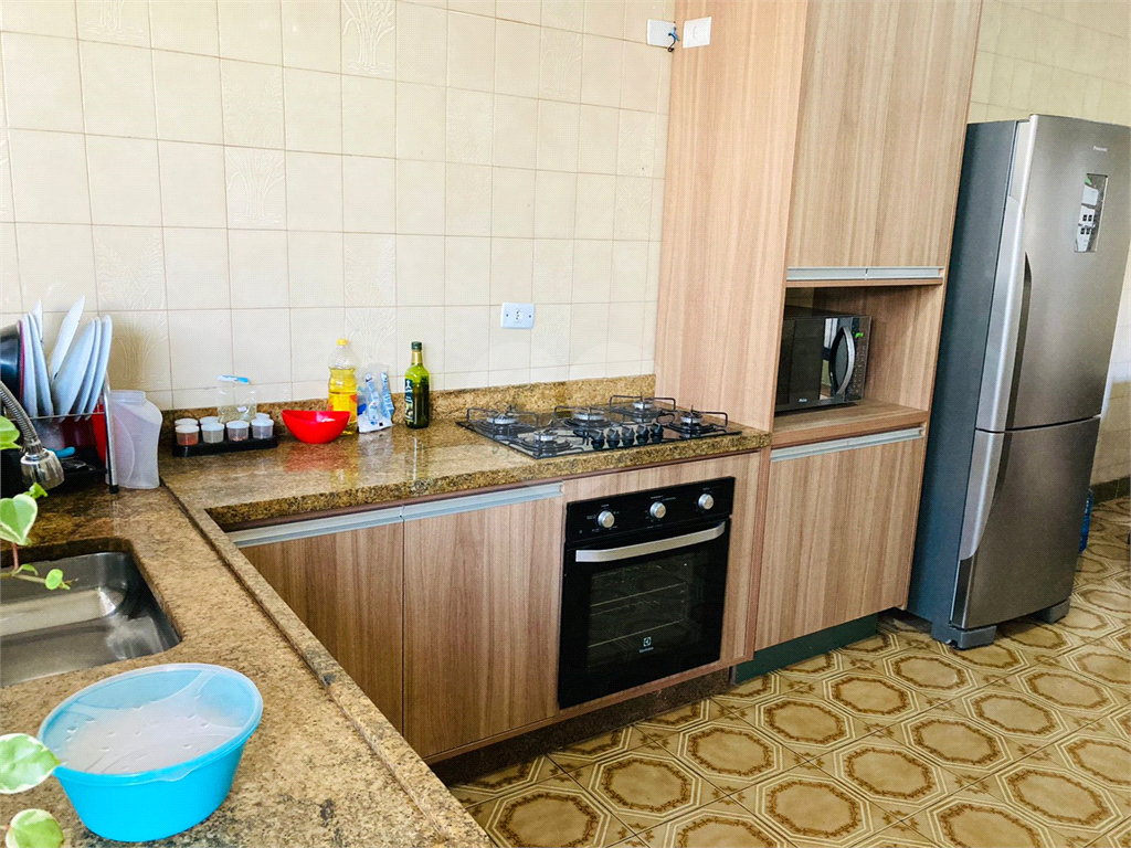 Casa térrea e muito bem localizada