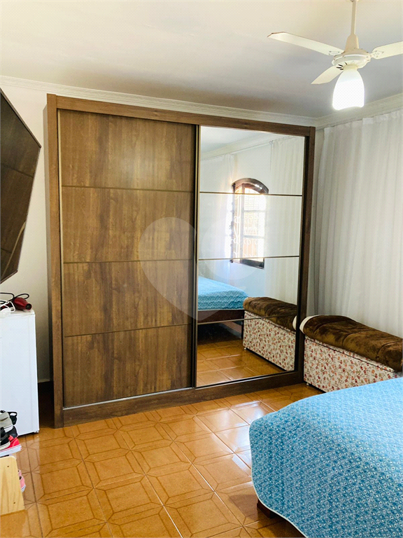 Casa térrea e muito bem localizada