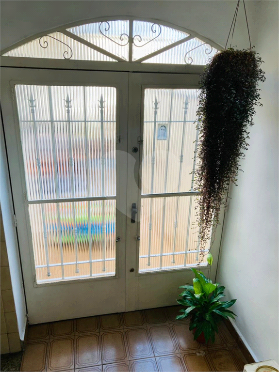 Casa térrea e muito bem localizada