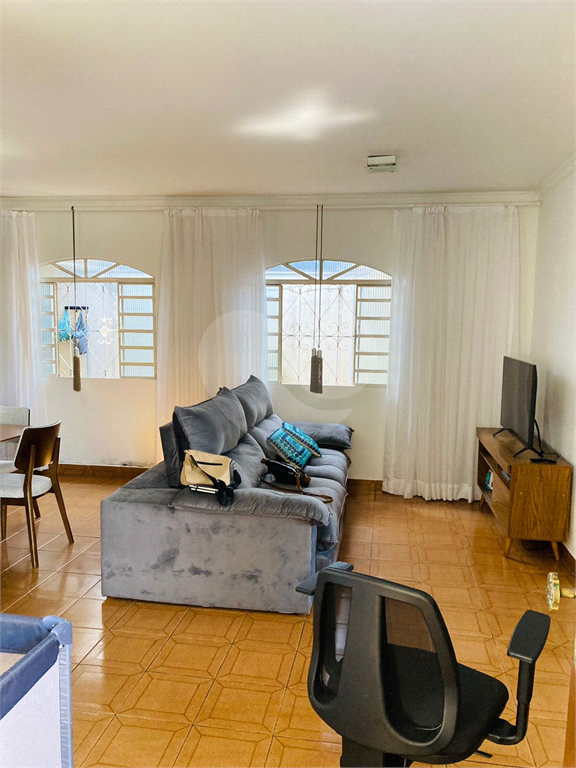 Casa térrea e muito bem localizada