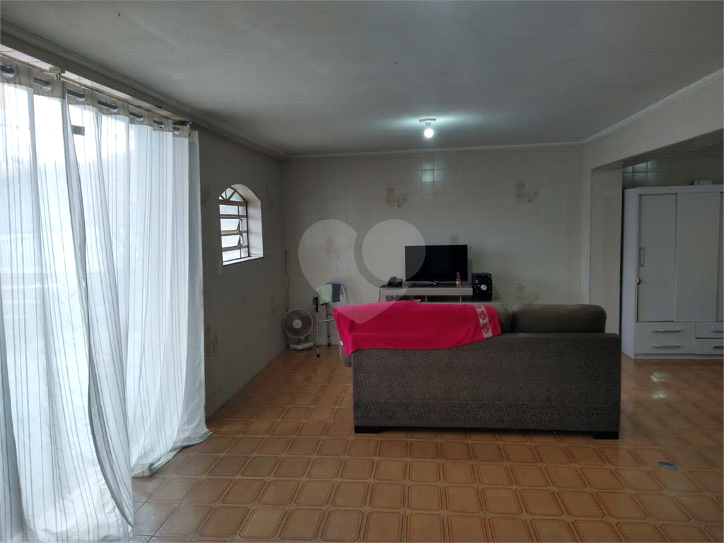 Casa térrea e muito bem localizada