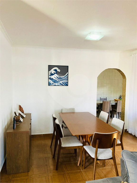 Casa térrea e muito bem localizada