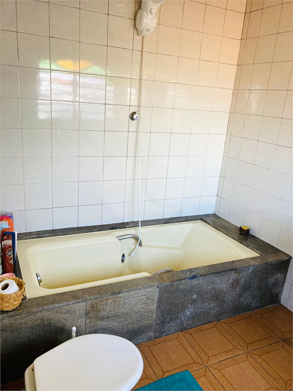 Casa térrea e muito bem localizada