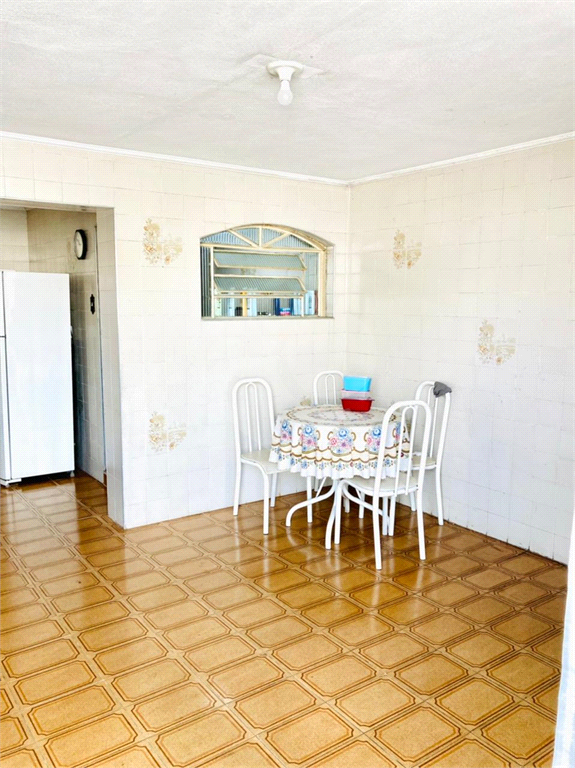 Casa térrea e muito bem localizada
