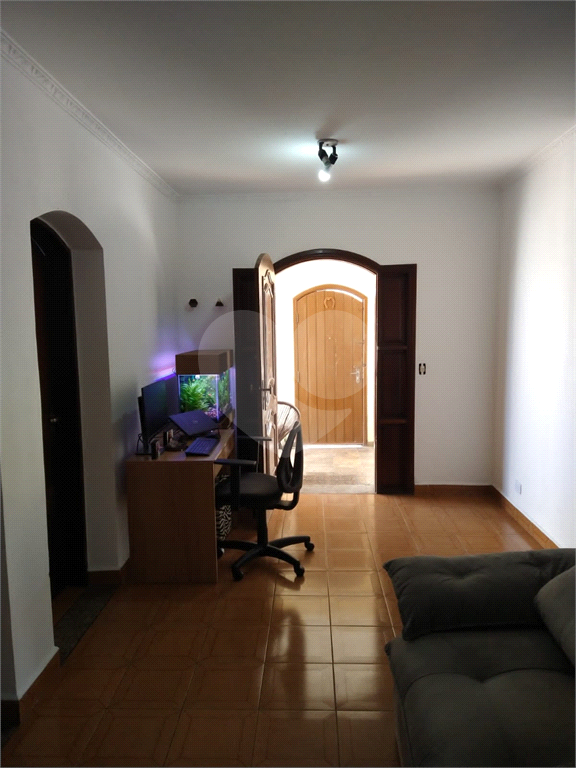 Casa térrea e muito bem localizada