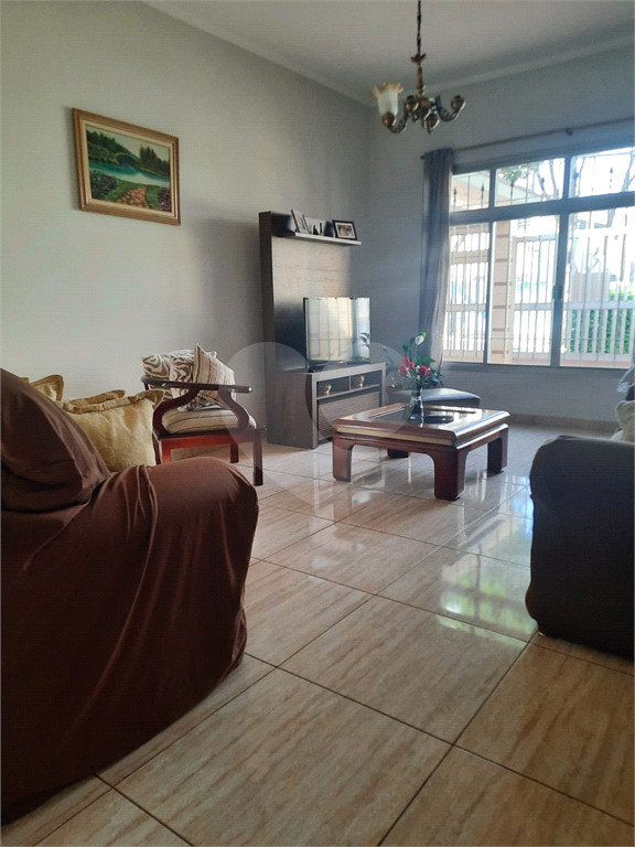 Ampla Casa no Jaraguá!