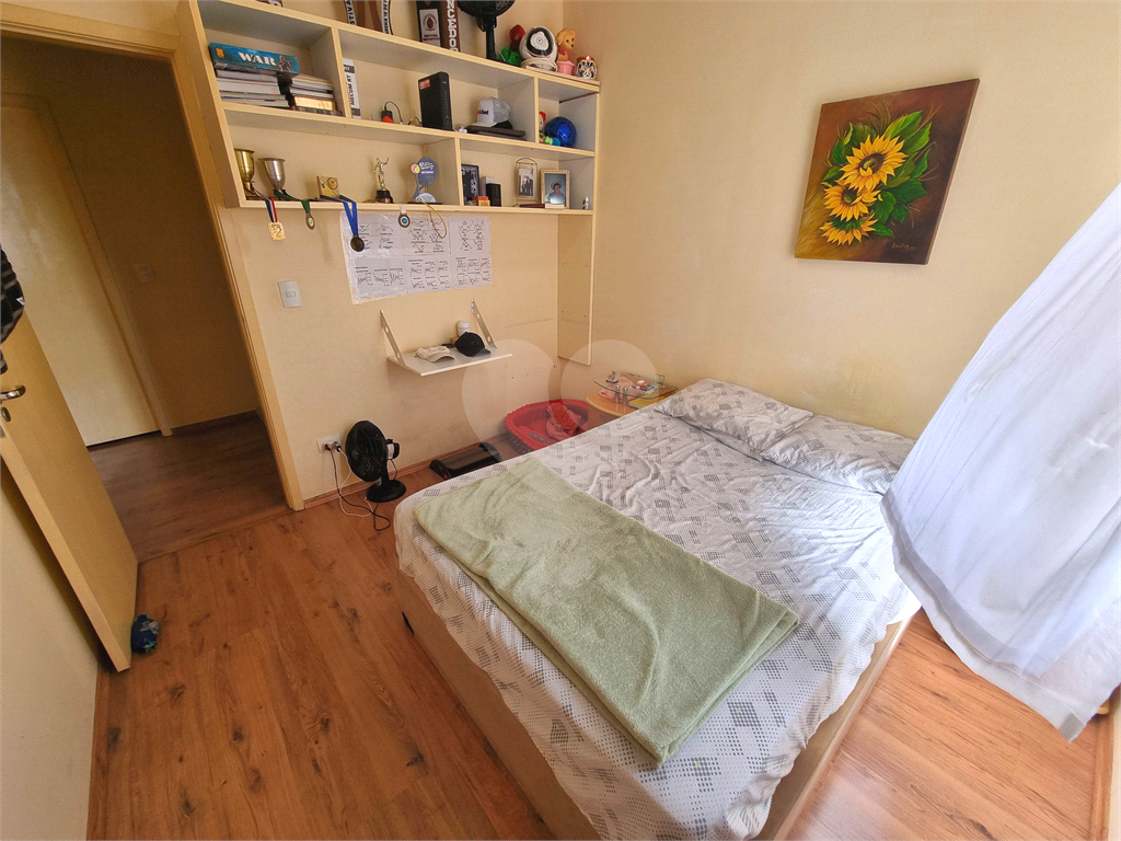 Sobrado 3 quartos e 2 vagas em condomínio fechado. 