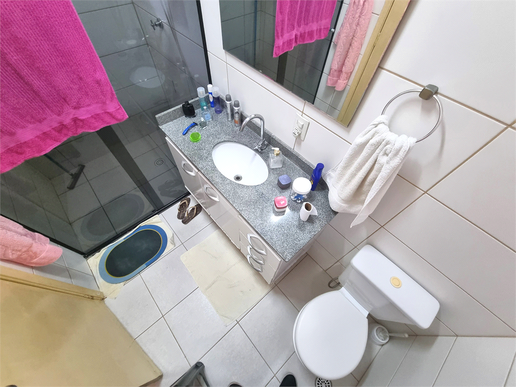 Sobrado 3 quartos e 2 vagas em condomínio fechado. 