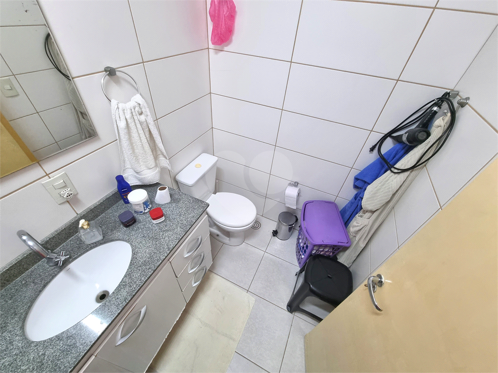 Sobrado 3 quartos e 2 vagas em condomínio fechado. 