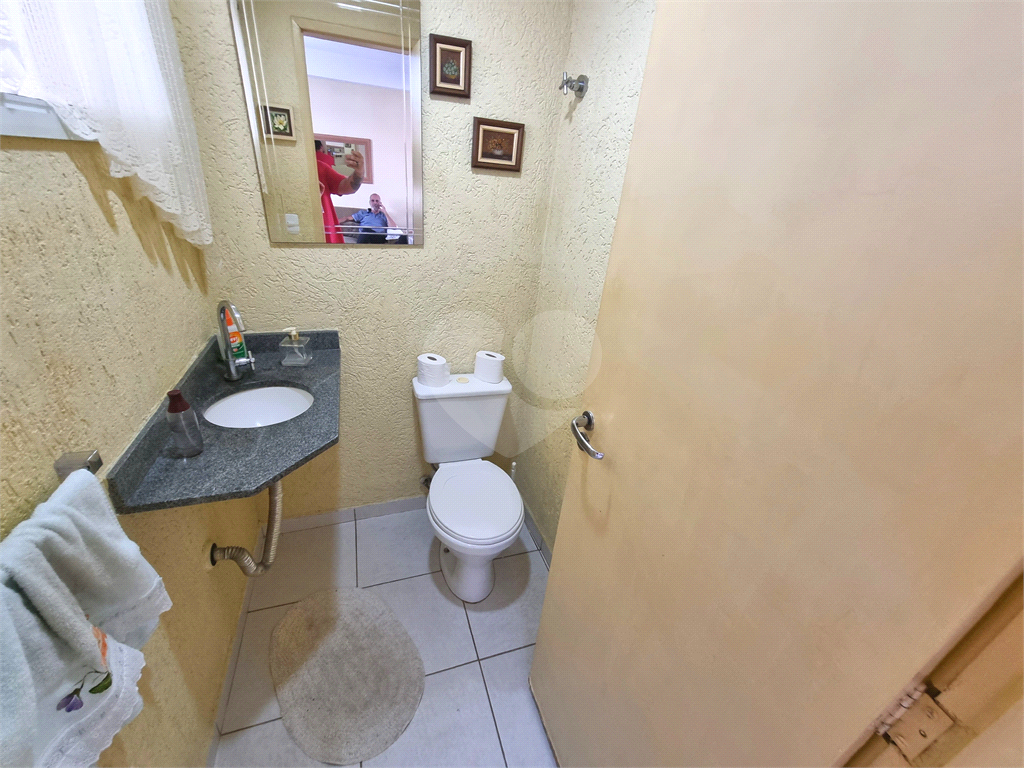 Sobrado 3 quartos e 2 vagas em condomínio fechado. 
