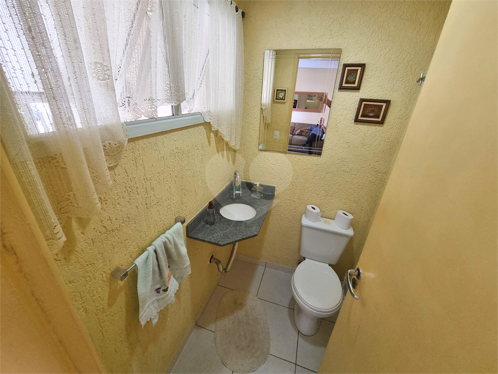 Sobrado 3 quartos e 2 vagas em condomínio fechado. 