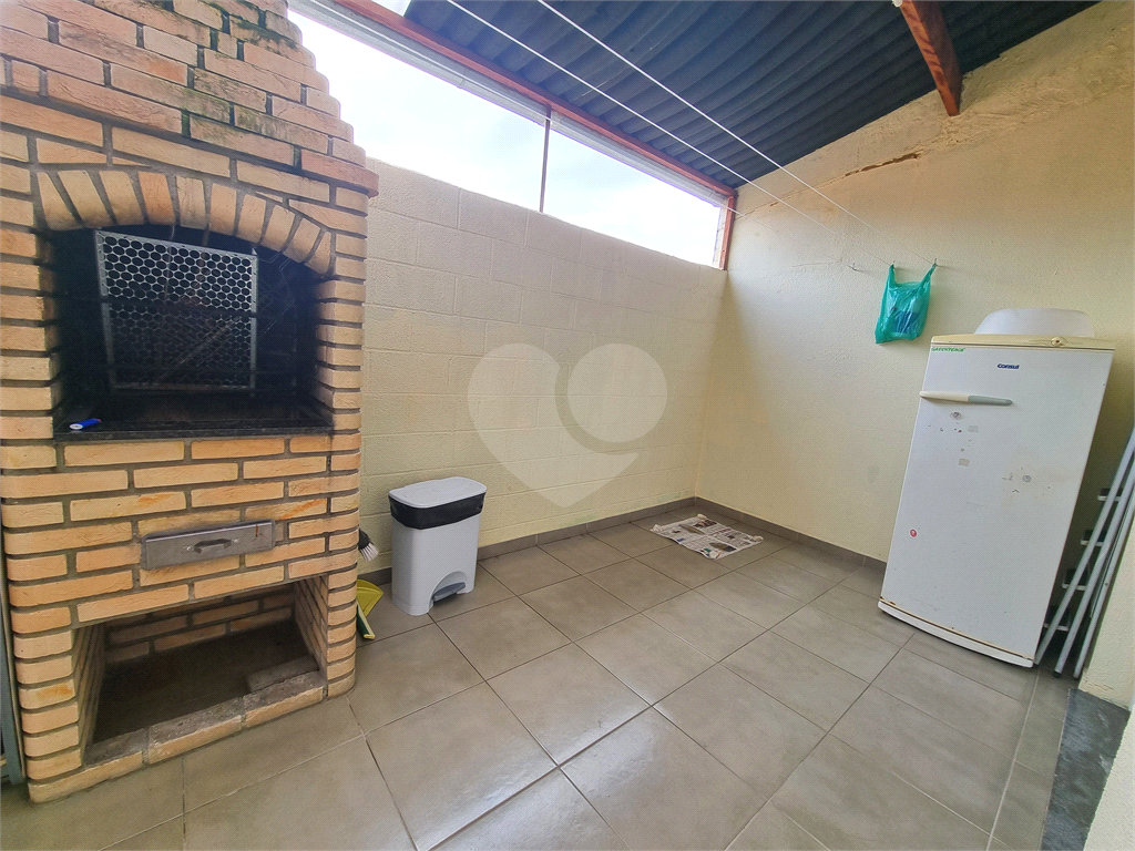 Sobrado 3 quartos e 2 vagas em condomínio fechado. 