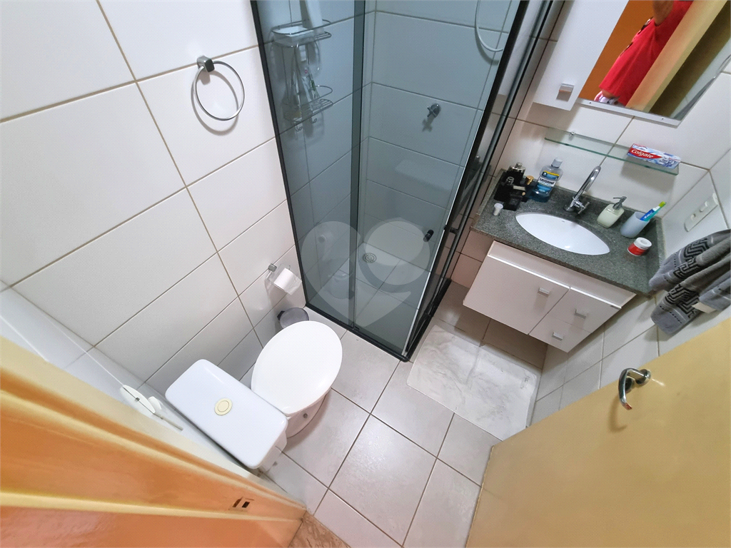 Sobrado 3 quartos e 2 vagas em condomínio fechado. 