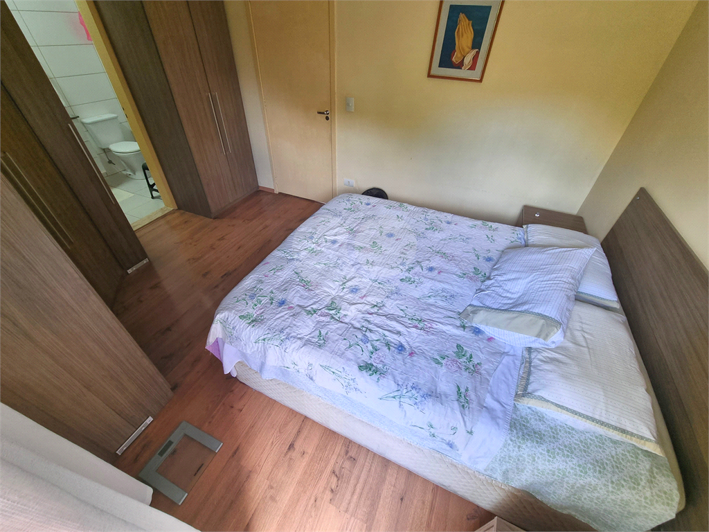 Sobrado 3 quartos e 2 vagas em condomínio fechado. 