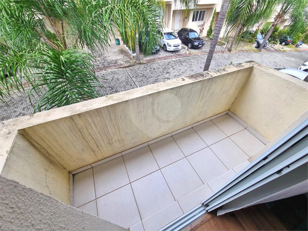 Sobrado 3 quartos e 2 vagas em condomínio fechado. 