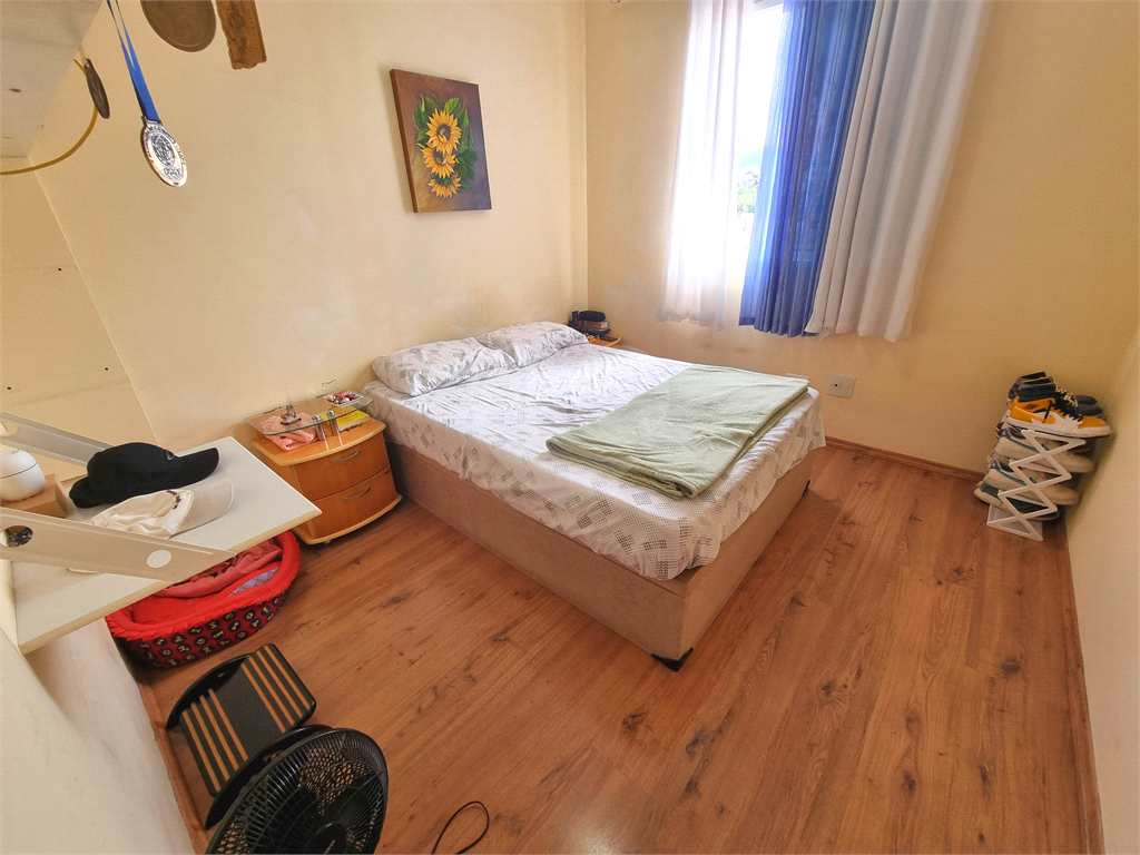 Sobrado 3 quartos e 2 vagas em condomínio fechado. 